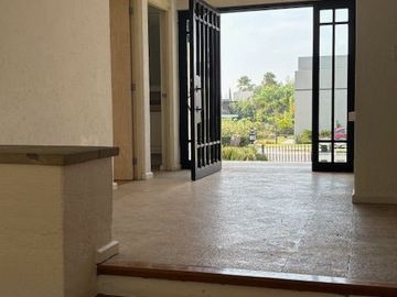 COLINDA CON CAMPO DE GOLF - HERMOSA CASA $85,000 INFORMES 442148----