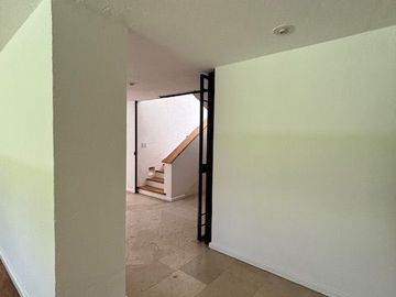 COLINDA CON CAMPO DE GOLF - HERMOSA CASA $85,000 INFORMES 442148----