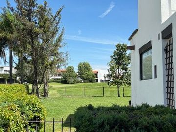 COLINDA CON CAMPO DE GOLF - HERMOSA CASA $85,000 INFORMES 442148----