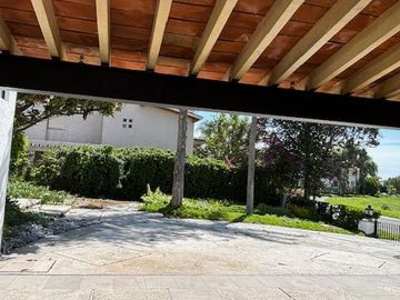 COLINDA CON CAMPO DE GOLF - HERMOSA CASA $85,000 INFORMES 442148----