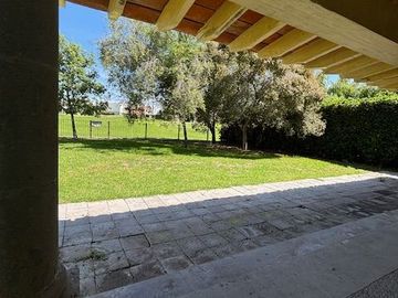 COLINDA CON CAMPO DE GOLF - HERMOSA CASA $85,000 INFORMES 442148----