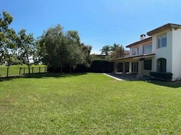 COLINDA CON CAMPO DE GOLF - HERMOSA CASA $85,000 INFORMES 442148----