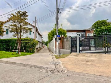 Land for sale, Soi Yothin Phatthana 7, intersection 2-2, location along the expressway. At Narong-Ramintra  land size 1-0-49 rai