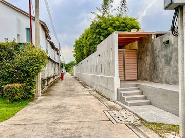 Land for sale, Soi Yothin Phatthana 7, intersection 2-2, location along the expressway. At Narong-Ramintra  land size 1-0-49 rai