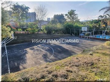 VENDO CASA SECTOR CON AMBIENTE CAMPESTRE, MUY AMPLIA, ZONAS VERDES, Mágnifica para relajarse y vivir cómodamente.