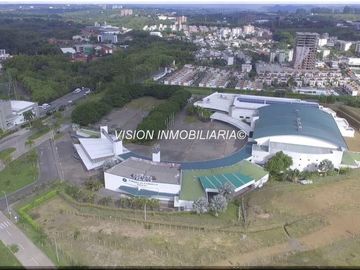 VENDO CASA SECTOR CON AMBIENTE CAMPESTRE, MUY AMPLIA, ZONAS VERDES, Mágnifica para relajarse y vivir cómodamente.