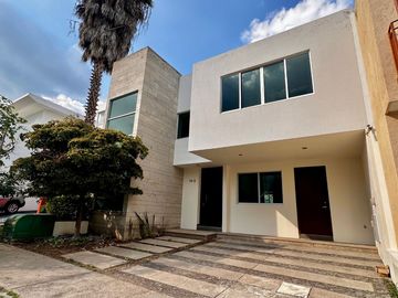 CASA EN VENTA FRACC BOSQUES DE SANTA ANITA. 7 D 10