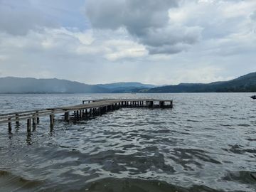 Todos quieren la orilla de la Laguna Azul. Este hospedaje de 11 hab está a solo una cuadra, no necesitas estar en primera línea para 'hacer caja'. 😉