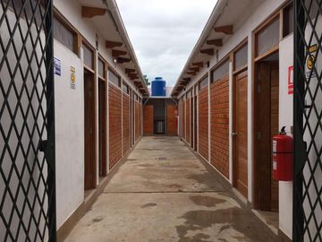 Todos quieren la orilla de la Laguna Azul. Este hospedaje de 11 hab está a solo una cuadra, no necesitas estar en primera línea para 'hacer caja'. 😉
