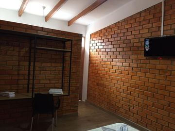 Todos quieren la orilla de la Laguna Azul. Este hospedaje de 11 hab está a solo una cuadra, no necesitas estar en primera línea para 'hacer caja'. 😉