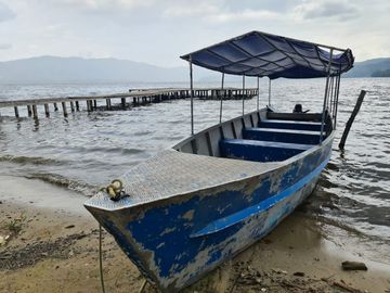 Todos quieren la orilla de la Laguna Azul. Este hospedaje de 11 hab está a solo una cuadra, no necesitas estar en primera línea para 'hacer caja'. 😉