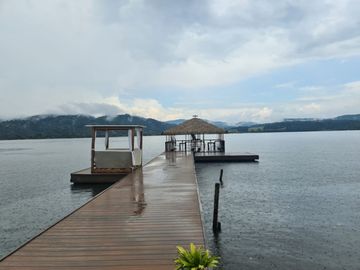 Todos quieren la orilla de la Laguna Azul. Este hospedaje de 11 hab está a solo una cuadra, no necesitas estar en primera línea para 'hacer caja'. 😉