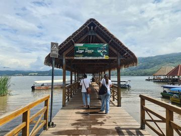 Todos quieren la orilla de la Laguna Azul. Este hospedaje de 11 hab está a solo una cuadra, no necesitas estar en primera línea para 'hacer caja'. 😉