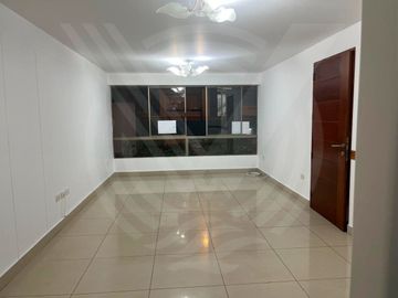 OPORTUNIDAD: SE VENDE DEPARTAMENTO EN PRIMER PISO CON COCHERA Y DEPÓSITO EN SAN ISIDRO