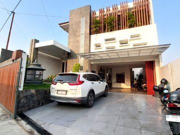 Rumah Mewah Halaman Luas dekat Jalan Magelang