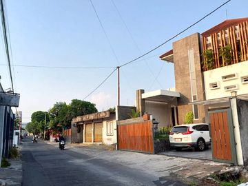 Rumah Mewah Halaman Luas dekat Jalan Magelang
