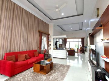 Rumah Mewah Halaman Luas dekat Jalan Magelang