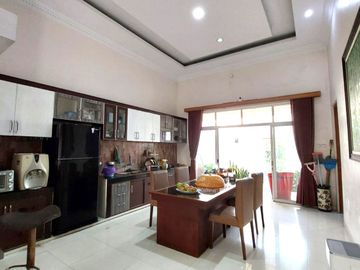 Rumah Mewah Halaman Luas dekat Jalan Magelang