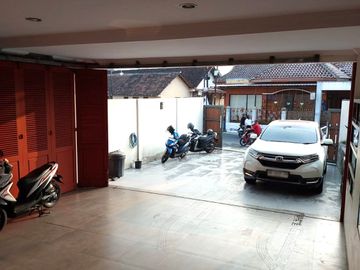 Rumah Mewah Halaman Luas dekat Jalan Magelang