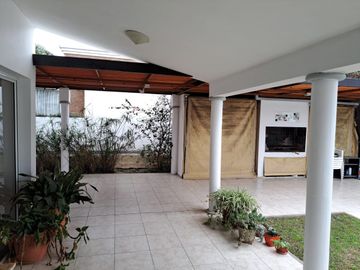 SE VENDE CASA EN COUNTRY SAN ISIDRO, VILLA ALLENDE, 4 DORMITORIOS 3 BAÑOS EN UNA PLANTA