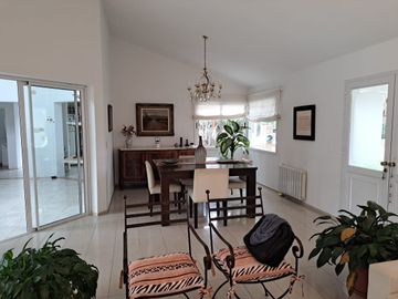 SE VENDE CASA EN COUNTRY SAN ISIDRO, VILLA ALLENDE, 4 DORMITORIOS 3 BAÑOS EN UNA PLANTA