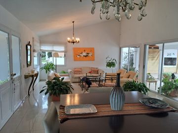 SE VENDE CASA EN COUNTRY SAN ISIDRO, VILLA ALLENDE, 4 DORMITORIOS 3 BAÑOS EN UNA PLANTA