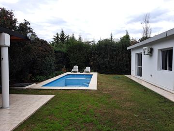 SE VENDE CASA EN COUNTRY SAN ISIDRO, VILLA ALLENDE, 4 DORMITORIOS 3 BAÑOS EN UNA PLANTA