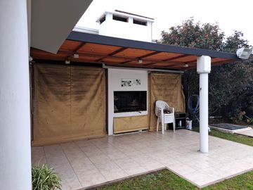 SE VENDE CASA EN COUNTRY SAN ISIDRO, VILLA ALLENDE, 4 DORMITORIOS 3 BAÑOS EN UNA PLANTA