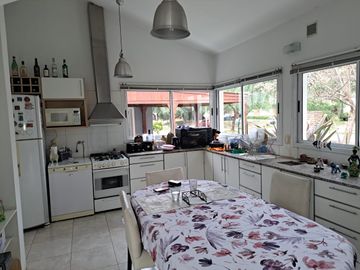 SE VENDE CASA EN COUNTRY SAN ISIDRO, VILLA ALLENDE, 4 DORMITORIOS 3 BAÑOS EN UNA PLANTA