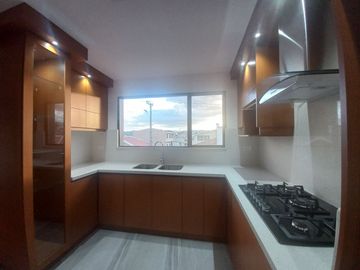 CASA CON 1 LOCAL Y 2 DEPARTAMENTOS EN VENTA POR ESTRENAR SECTOR TOTORACOCHA