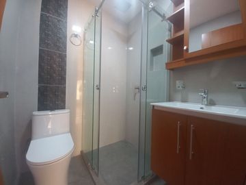 CASA CON 1 LOCAL Y 2 DEPARTAMENTOS EN VENTA POR ESTRENAR SECTOR TOTORACOCHA