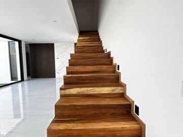 VENTA DE CASA 4 RECAMARAS AREA TV Y ROOF GARDEN AL NORTE DE AGS EN COTO CON VIGILANCIA Y ALBERCA