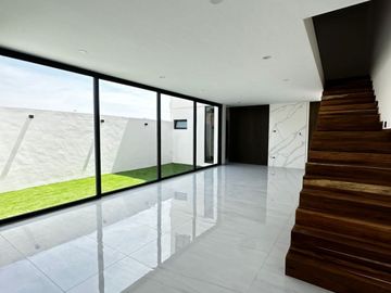 VENTA DE CASA 4 RECAMARAS AREA TV Y ROOF GARDEN AL NORTE DE AGS EN COTO CON VIGILANCIA Y ALBERCA