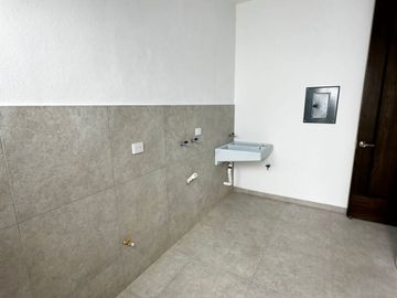 VENTA DE CASA 4 RECAMARAS AREA TV Y ROOF GARDEN AL NORTE DE AGS EN COTO CON VIGILANCIA Y ALBERCA