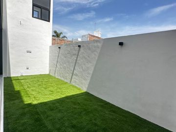 VENTA DE CASA 4 RECAMARAS AREA TV Y ROOF GARDEN AL NORTE DE AGS EN COTO CON VIGILANCIA Y ALBERCA