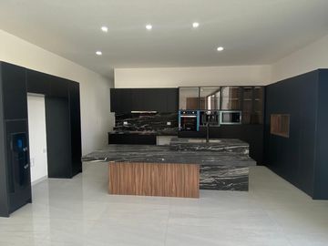 VENTA DE CASA 4 RECAMARAS AREA TV Y ROOF GARDEN AL NORTE DE AGS EN COTO CON VIGILANCIA Y ALBERCA