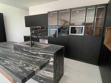 VENTA DE CASA 4 RECAMARAS AREA TV Y ROOF GARDEN AL NORTE DE AGS EN COTO CON VIGILANCIA Y ALBERCA