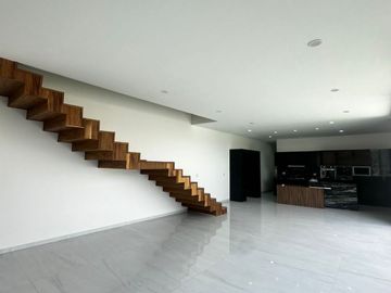 VENTA DE CASA 4 RECAMARAS AREA TV Y ROOF GARDEN AL NORTE DE AGS EN COTO CON VIGILANCIA Y ALBERCA