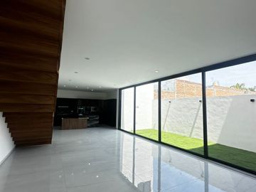 VENTA DE CASA 4 RECAMARAS AREA TV Y ROOF GARDEN AL NORTE DE AGS EN COTO CON VIGILANCIA Y ALBERCA