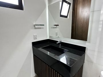 VENTA DE CASA 4 RECAMARAS AREA TV Y ROOF GARDEN AL NORTE DE AGS EN COTO CON VIGILANCIA Y ALBERCA