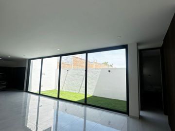VENTA DE CASA 4 RECAMARAS AREA TV Y ROOF GARDEN AL NORTE DE AGS EN COTO CON VIGILANCIA Y ALBERCA