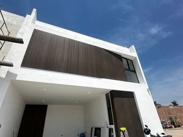 VENTA DE CASA 4 RECAMARAS AREA TV Y ROOF GARDEN AL NORTE DE AGS EN COTO CON VIGILANCIA Y ALBERCA