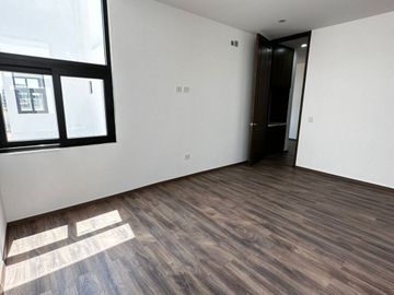VENTA DE CASA 4 RECAMARAS AREA TV Y ROOF GARDEN AL NORTE DE AGS EN COTO CON VIGILANCIA Y ALBERCA