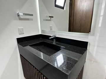 VENTA DE CASA 4 RECAMARAS AREA TV Y ROOF GARDEN AL NORTE DE AGS EN COTO CON VIGILANCIA Y ALBERCA