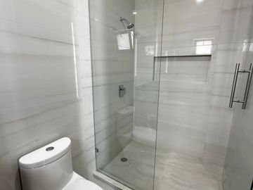 VENTA DE CASA 4 RECAMARAS AREA TV Y ROOF GARDEN AL NORTE DE AGS EN COTO CON VIGILANCIA Y ALBERCA