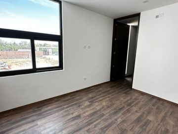 VENTA DE CASA 4 RECAMARAS AREA TV Y ROOF GARDEN AL NORTE DE AGS EN COTO CON VIGILANCIA Y ALBERCA