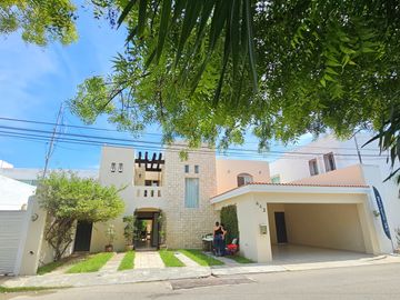 Casa en Venta de 3 Recámaras con alberca en Montebello, Mérida, Yucatán