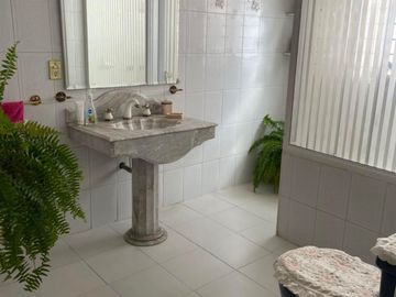 Casa en venta en Toluca centro, en esquina, con uso de suelo comercial.