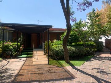 Casa para actualizar en venta en Bosques de las Lomas