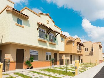 Casa en Venta de 3 Recámaras en Fraccionamiento con Alberca. Modelo Montesino.